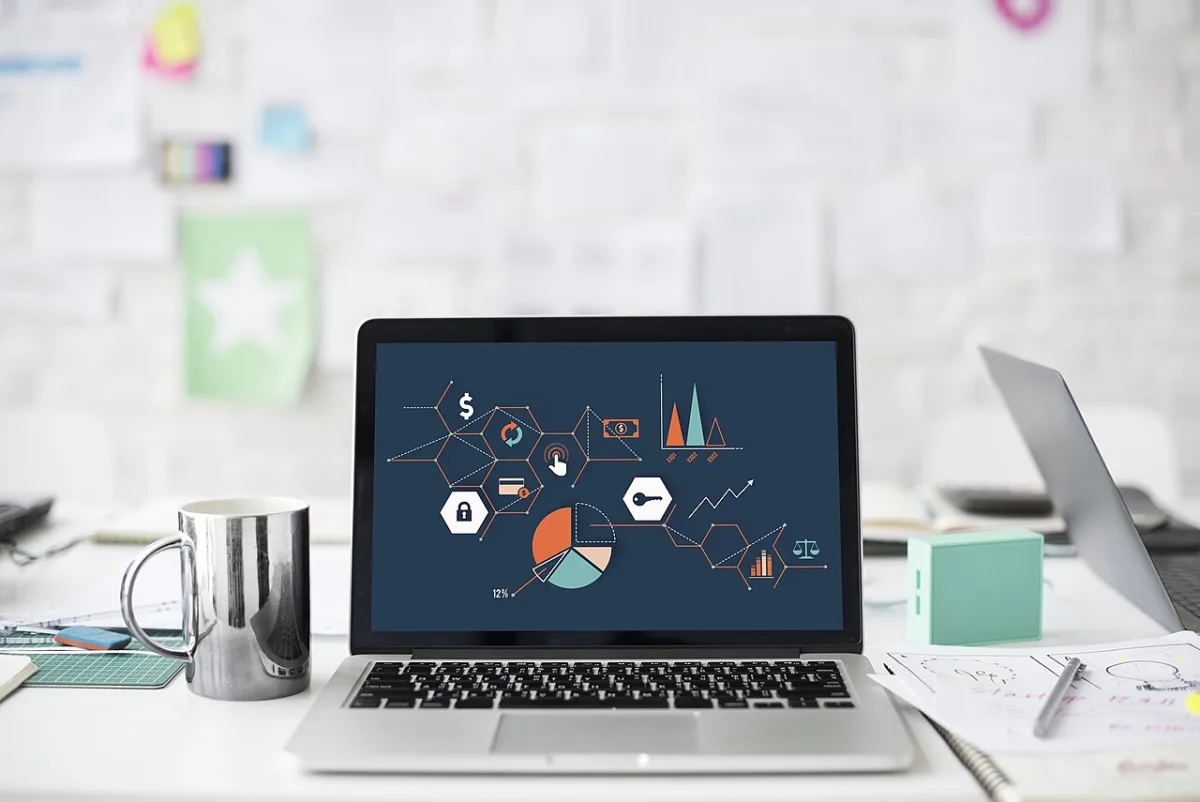 Laptop met een dashboard met grafieken
